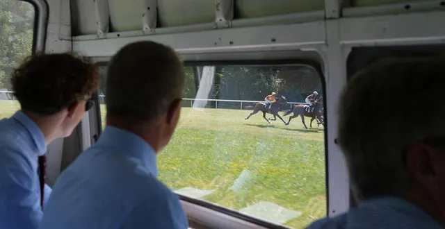 photo  les deux commissaires et les deux juges aux allures sont à l’affût des faits de courses dans le véhicule qui suit les chevaux à l’hippodrome de vibraye, ce vendredi 15 août 2025, pour la réunion annuelle.  &copy;  ouest-france 