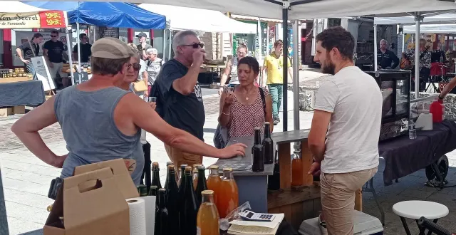 photo  le marché gourmand : un moment de rencontres et dégustations.  &copy;  ouest-france 