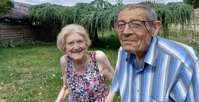 photo  marie-thérèse et maxime daunay, après des mois d’engagement ont permis à la vierge des mortrons de retrouver une seconde jeunesse et son axe pour qu’elle veille sur les conducteurs.  &copy;  le maine libre 