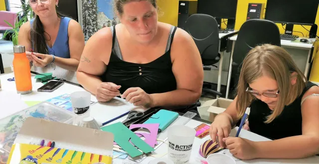 photo  le petit atelier a ses fidèles, comme ici lyanna et sa maman, aux côtés de youna, animatrice mdh  &copy;  le maine libre. 