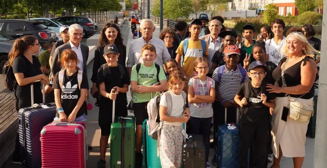 photo  mme torres et m. leproust lors de l’arrivée de jeunes allonnais qui étaient en séjours vacances colo au vieux-boucau.  &copy;  le maine libre. 