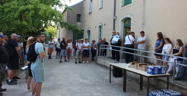 photo  le major éric maurinot, commandant de la communauté de brigades de luceau, donne les consignes.  &copy;  le maine libre 