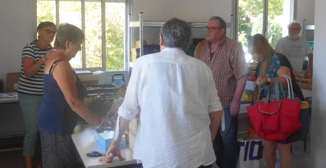 photo  les bénévoles et bénéficiaires échangent dans une entente cordiale, à l’occasion de l’ouverture des nouveaux locaux jeudi 7 août.  &copy;  ouest-france 