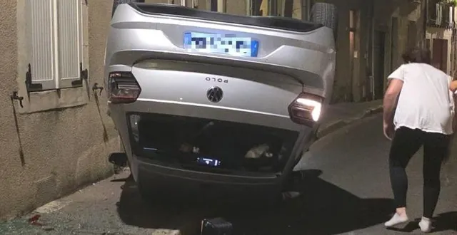 photo  une voiture a fini sa course sur le toit rue lionel-royer, au mans, dans la nuit du 15 au 16 août 2025.  &copy;  photo témoin 