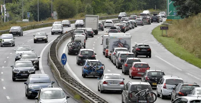 photo  un véhicule en feu a été signalé sur l’a11, en sarthe, ce samedi 16 août 2025, provoquant un important ralentissement.  &copy;  archives ouest-france 