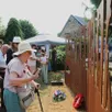 photo après la cérémonie, la foule et les familles des soldats se sont massées auprès du monument pour l’observer et se recueillir, à berjou (orne).