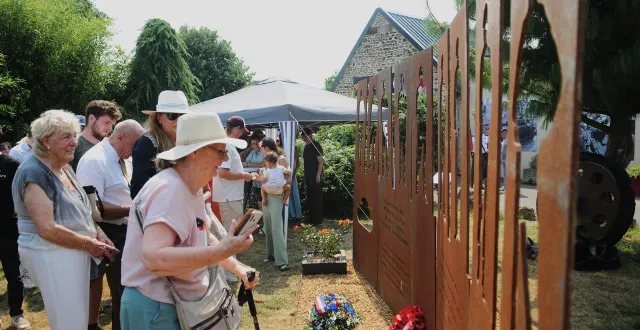photo  après la cérémonie, la foule et les familles des soldats se sont massées auprès du monument pour l’observer et se recueillir, à berjou (orne).  &copy;  ouest-france 