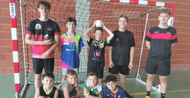 photo  ils étaient huit au stage de tennis de table et multi-activités encadré par lilian demestre, salarié de la section tennis de table.  &copy;  le maine libre 