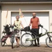 photo  béatrice et alain bourgeteau posent avec leurs vélos respectifs, « séraphine » et « roule-ta-bille ». 
