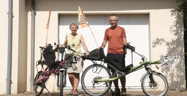 photo  béatrice et alain bourgeteau posent avec leurs vélos respectifs, « séraphine » et « roule-ta-bille ».  &copy;  ouest-france 