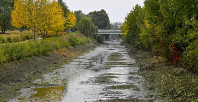 photo  en 2022, date des dernières écourues, le niveau de la sarthe avait largement été baissé, permettant de procéder à diverses inspections et travaux.  &copy;  archives le maine libre – yvon loué 