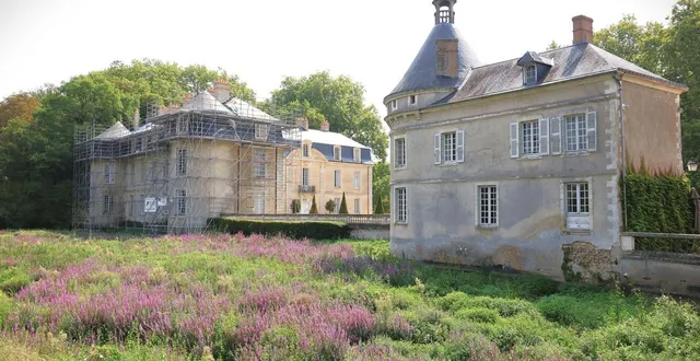 photo  le château de malicorne-sur-sarthe se visite. ses origines remontent au moyen âge, mais l’essentiel du bâti, avec son plan en t, est de la toute fin du xviiie siècle. les douves, habituellement en eau, ont été asséchées pour effectuer d’importantes restaurations.  &copy;  ouest-france 
