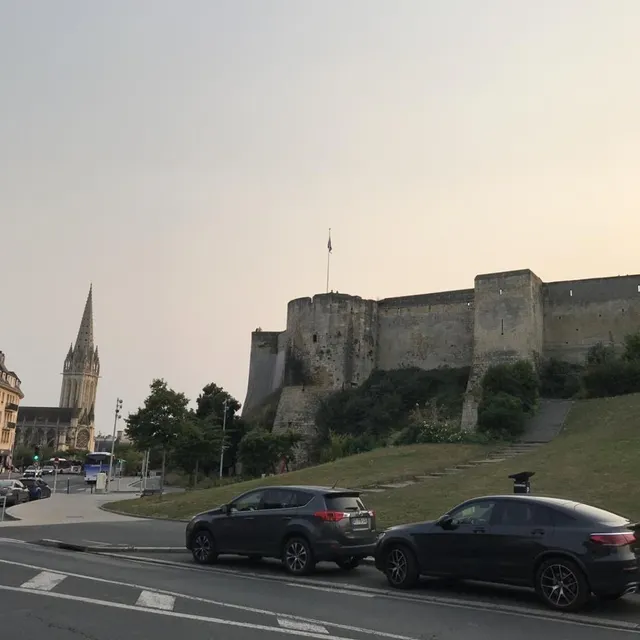 photo de couleur gris, ocre. le ciel était voilé, dans l’après-midi de ce samedi 16 août 2025, au-dessus de caen (calvados).  ©  ouest-france