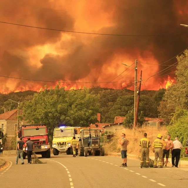 photo d’immenses panaches de fumée se dégageant d’un terrifiant incendie de forêts, vendredi 15 août 2025, dans la région de cualedro, dans la province d’ourense, en espagne.  ©  felipe carnotto / anadolu / afp
