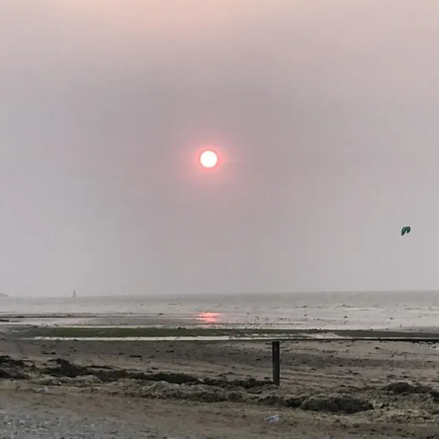 photo ciel voilé en début de soirée de samedi 16 août 2025, sur la côte de nacre, dans le calvados. en cause : les fumées provenant d’immenses incendies au portugal, en espagne et au canada.  ©  ouest-france