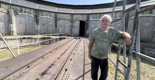 photo  bruno duru sur le pont tournant destiné à orienter les locomotives vers l’intérieur de la rotonde.  &copy;  ouest-france. 