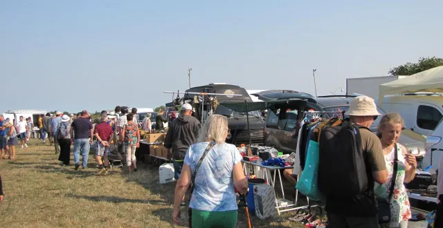 photo  plusieurs centaines de chineurs sont venus faire un tour au vide-greniers de la fête de mont, vendredi 15 août 2025, à noyen-sur-sarthe.  &copy;  ouest-france 