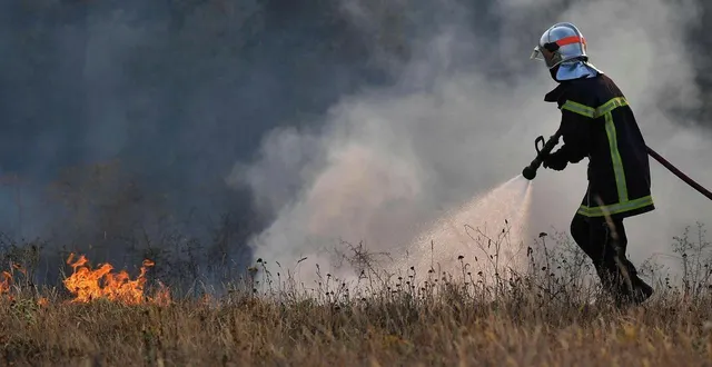 photo  les pompiers avaient mis trois heures à éteindre les flammes du côté de longué-jumelles il y a quelques jours.  &copy;  archives po - nathalie bourreau 