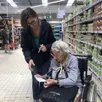 photo françoise jousselin accompagne simone bouillon pour faire ses courses.