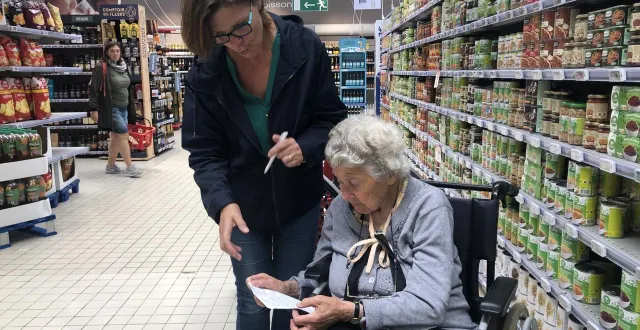 photo  françoise jousselin accompagne simone bouillon pour faire ses courses.  &copy;  ouest france 