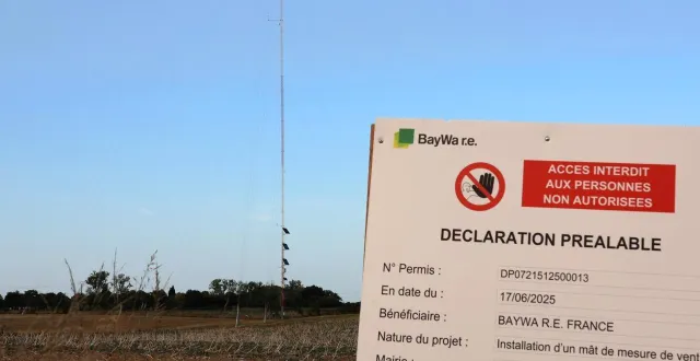 photo  l’antenne installée par la société baywa r.e. sur un terrain privé de la commune de juigné-sur-sarthe.  &copy;  ouest-france 
