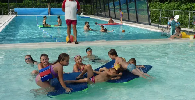 photo  christian joncheret surveille les jeux et les nageurs.  &copy;  ouest-france 