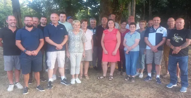 photo  autour du président eric rouillère (3e à gauche), les membres du comité organisateur du 172e comice agricole.  &copy;  ouest-france 