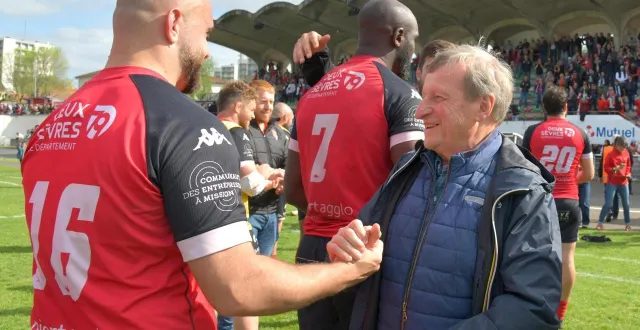 photo  gilbert nasarre, qui serre ici la main du talonneur yanis gimenez, a hâte que la saison 2025-2026 du niort rc commence.  &copy;  co - marie delage 