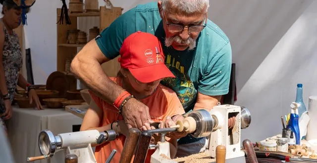 photo  ce sculpteur de bois fait découvrir son métier.  &copy;  le maine libre - xavier sarrat 
