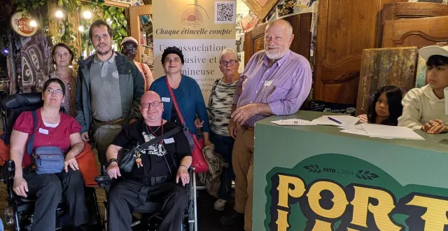 photo  damien planchon, au centre de la photo accompagné de bénévoles et adhérents.  &copy;  le maine libre 