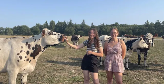 photo  enora et justine, à la turpinière, point de départ de la randonnée.  &copy;  le maine libre 