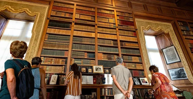photo  saint-georges-sur-loire, le 15 août 2025. le château de serrant abrite une des plus grandes collections privées de meubles et d’œuvres d’art dans le val de loire. sa bibliothèque est un joyau qui recèle quelque 12 000 ouvrages.  &copy;  co - régine lemarchand 