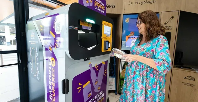 photo  mûrs-érigné, jeudi 14 août 2025. laurence barreau, directrice générale de l’hyper u, démontre la simplicité du système de consigne en verre lancé par citéo, en place depuis juillet dans la grande surface comme dans 16 autres magasins de l’agglomération d’angers.  &copy;  co-regine lemarchand 