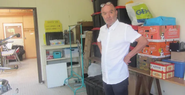 photo  christian bonneau, président de l’office municipal des sports de la culture, des loisirs et de l’action sociale, dans la pièce où seuls les barnums ont intéressé les cambrioleurs.  &copy;  ouest-france 