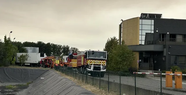 photo  un incendie s’est déclaré dans les bureaux de l’entreprise mutual logistics, ce lundi 18 août 2025, à allonnes.  &copy;  ouest-france 