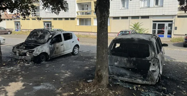 photo  deux voitures ont été incendiées ce week-end rue émile-zola à alençon (orne).  &copy;  ouest-france 