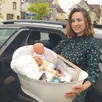 photo emma fleury arrive avec tout l’équipement nécessaire pour faire vivre un moment magique aux jeunes parents et aux bébés