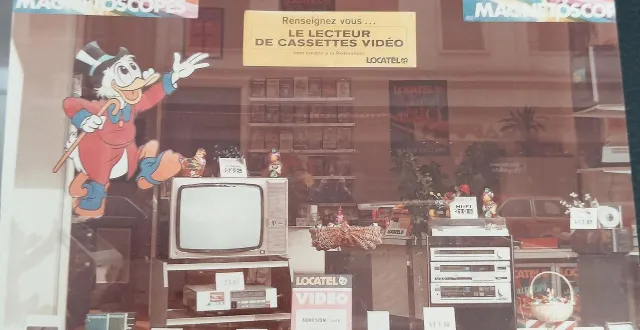 photo  le magasin de la rue marchande proposait de la location à court terme et enregistrait des pointes de location lors de grands événements retransmis sur le petit écran.  &copy;  dr 