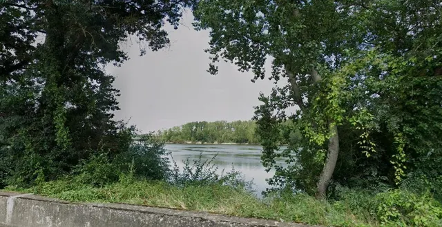 photo  la découverte a eu lieu à l’endroit où le louet se forme, en parallèle de la loire, aux ponts-de-cé.  &copy;  capture d’écran google maps 