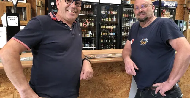 photo  franck dubois et thierry poupard sur le comptoir de la chope ambrée, dans la zone commerciale d’arçonnay.  &copy;  ouest-france 