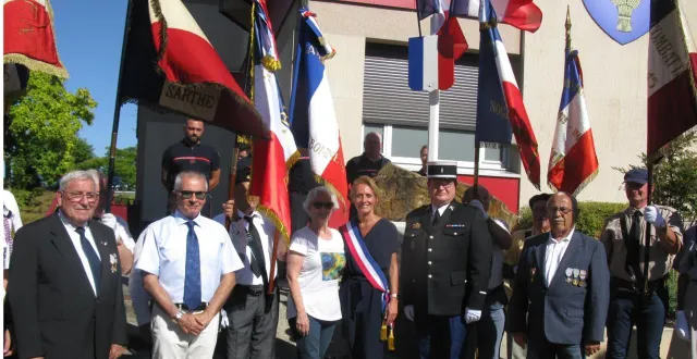 photo  les élus étaient réunis le 10 août devant la stèle de la mairie.  &copy;  ouest-france 