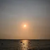 photo  le soleil se lève le 16 août 2025 devant la baule (loire-atlantique), au 9e jour de la vague de chaleur. le ciel est voilé par les fumées des incendies au portugal. 