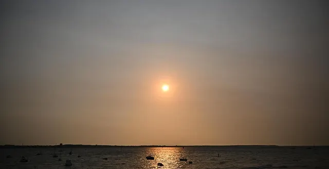 photo  le soleil se lève le 16 août 2025 devant la baule (loire-atlantique), au 9e jour de la vague de chaleur. le ciel est voilé par les fumées des incendies au portugal.  &copy;  photo franck dubray / ouest-france 
