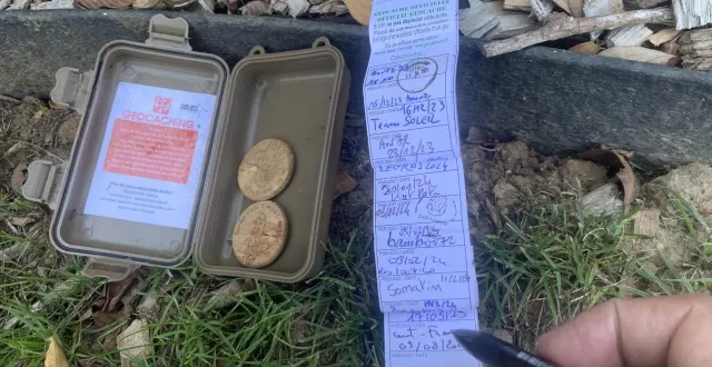 photo  c’est avec joie que je paraphe le carnet de la cinquième cache, avec la récompense d’un petit souvenir à emporter.  &copy;  ouest-france 