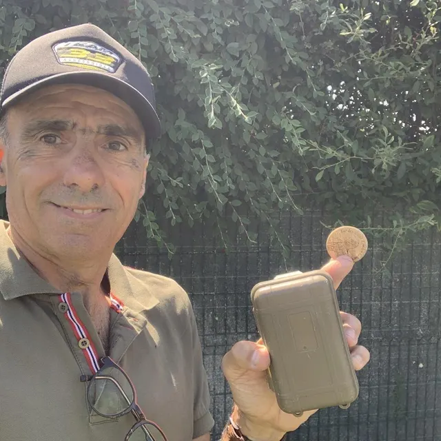 photo c’est avec joie que je paraphe le carnet de la cinquième cache, avec la récompense d’un petit souvenir à emporter  ©  ouest-france