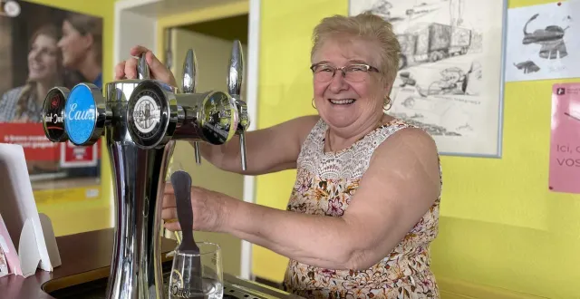 photo  au bar le grillon, cyrille baudet prête à passer la main.  &copy;  le maine libre 