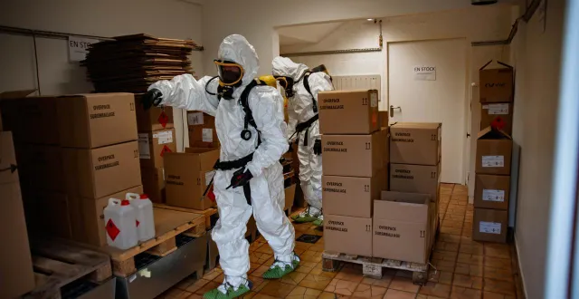 photo  les pompiers de la cmic doivent souvent porter des équipes de protection adaptées pour se protéger de produits toxiques.  &copy;  sdis72/mikael vasseur 