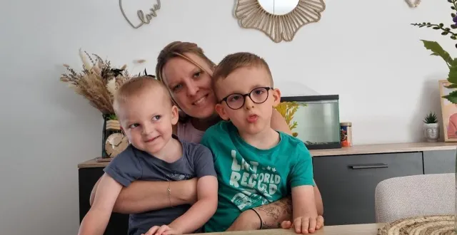 photo  logan, 5 ans, sa maman, brenda, et son petit frère, raphaël, 3 ans. le prochain séjour de logan en clinique aura lieu en février.  &copy;  ouest-france 
