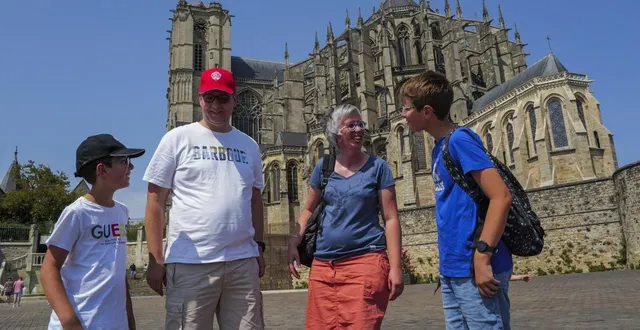 photo  cette famille est venue de cholet pour découvrir le vieux-mans et sa cathédrale.  &copy;  le maine libre – denis lambert 