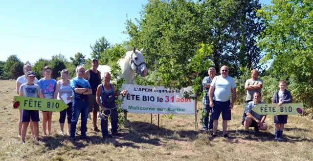 photo  les organisateurs autour du président henri joly.  &copy;  le maine libre 